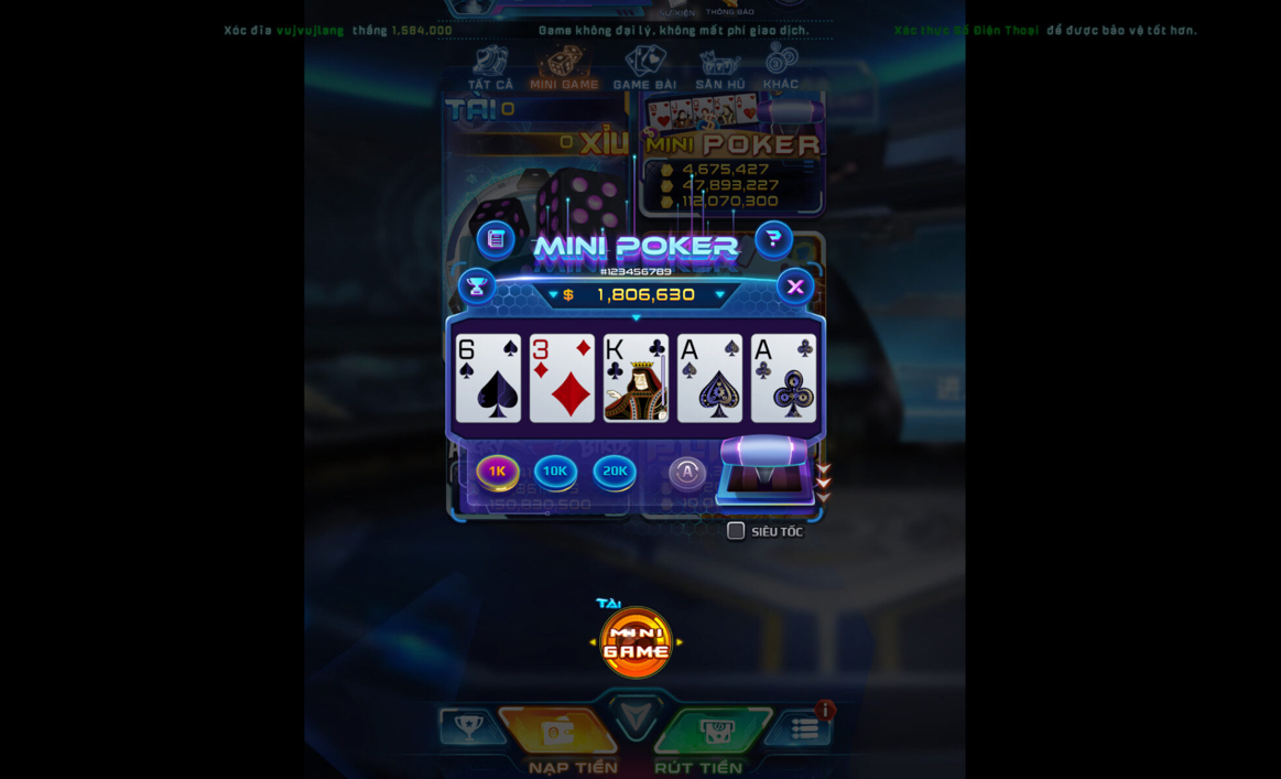 Giao diện của trò chơi Mini Poker bao gồm một màn hình với 5 lá bài